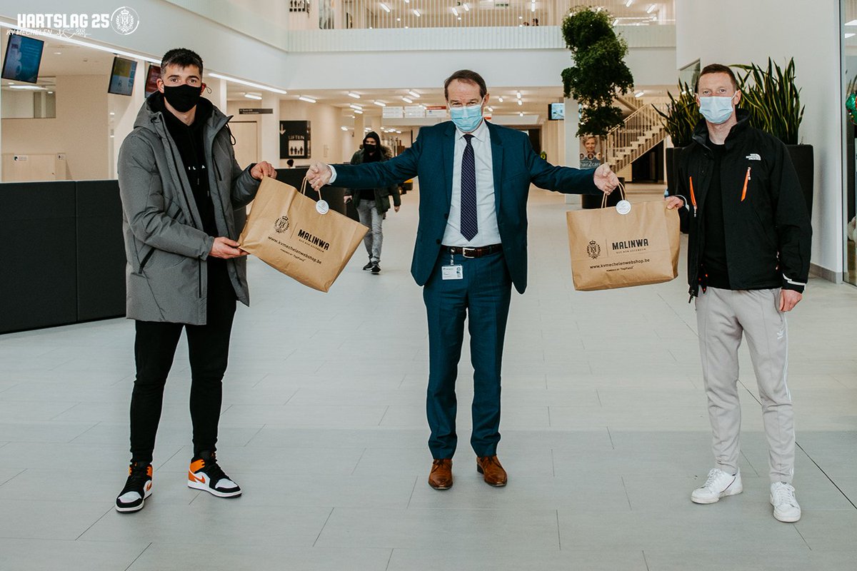 kvmechelen's tweet photo. Vandaag organiseert @BednetBE de nationale pyjamadag met als thema "dromen". Daarom gingen Rob & Yannick langs in Imelda & AZ Sint-Maarten.
Niet met pyjama's, wel met shirts voor de kinderen. Zo kunnen zij dromen van 'n carrière als voetballer 💛❤️
#Hartslag25 #pyjamadag2021 https://t.co/BEo4WOK3CB