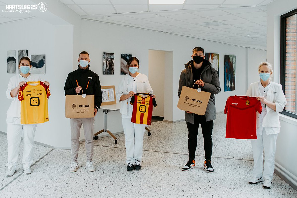 kvmechelen's tweet photo. Vandaag organiseert @BednetBE de nationale pyjamadag met als thema "dromen". Daarom gingen Rob & Yannick langs in Imelda & AZ Sint-Maarten.
Niet met pyjama's, wel met shirts voor de kinderen. Zo kunnen zij dromen van 'n carrière als voetballer 💛❤️
#Hartslag25 #pyjamadag2021 https://t.co/BEo4WOK3CB