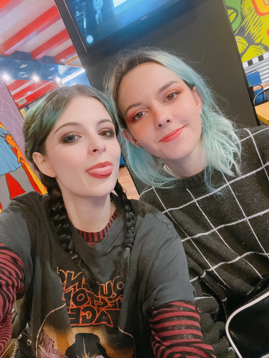 BealienQueen's tweet photo. Estamos en el restaurante más guapo del mundo comiendo con la persona más guapa del mundo 
Os venís!? 
https://t.co/sYZmjlmrDm https://t.co/MuzlYKZ0EO