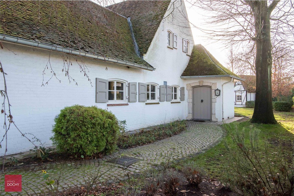 ImmoDochy's tweet photo. #TeKoop Nabij het ziekenhuis van #Waregem, verkopen wij deze klassevolle #villa met ruime inkomhal, grote living, bureel of praktijkruimte met zicht op de tuin, keuken met eetruimte, 3 slaapkamers, badkamer, kelder, zolder en garage ... https://t.co/sfQzkoGFlb https://t.co/zGZXsmeZlG