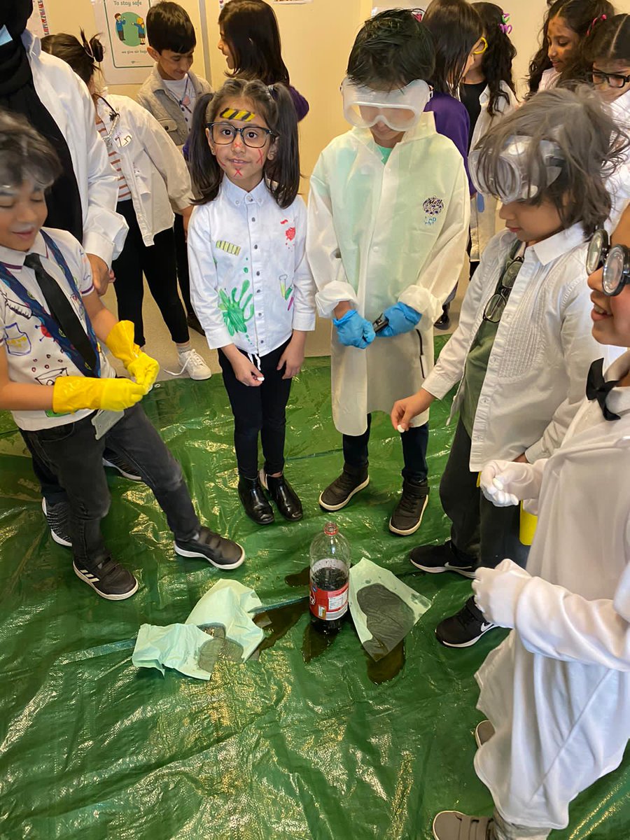 olive_bolton's tweet photo. The calm before the storm #WeAreStar #ScienceDay #ScienceWeek2021 #Experiments #Investigations #LearningHooks #Ambition https://t.co/ZDulw0XonP