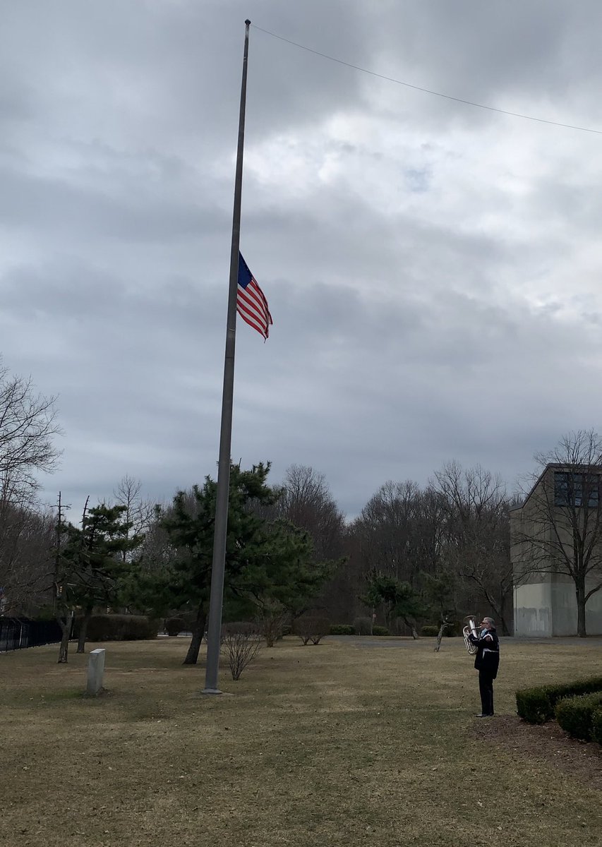 Day of Remembrance at <a href="/TottenvillehsI/">Tottenville High School Family💜</a> Thank you to #MrDaveLaMorte for playing Taps to honor those effected by COVID-19 #ElevateD31 #weremember <a href="/DrMarionWilson/">Dr. Marion Wilson</a> @FreyTB @SIBOD31 <a href="/cbloom14/">Cliff</a> <a href="/si_uft/">SI_UFT</a> <a href="/CSAStatenIsland/">CSAStatenIsland</a> <a href="/mrmurphy1776/">Brian Murphy</a> 💜🇺🇸
