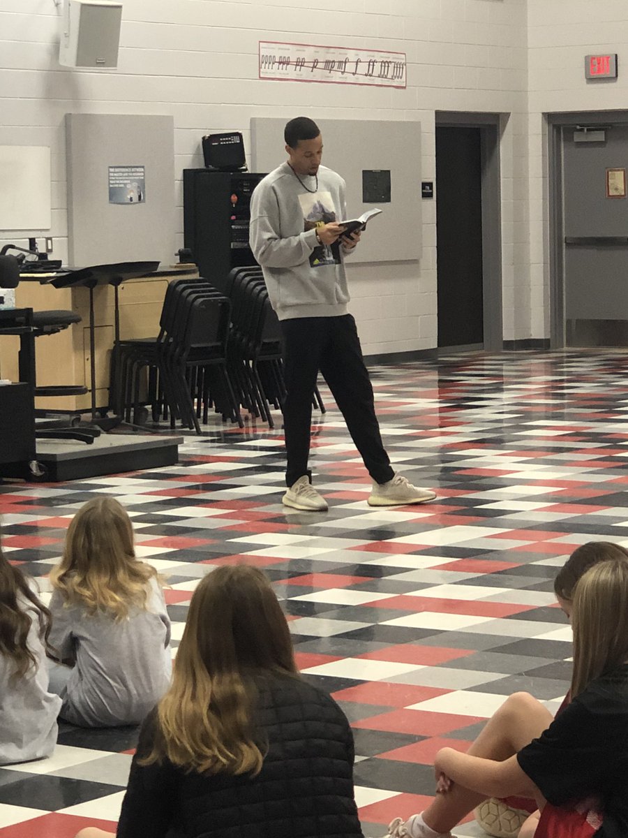 CorbinYoungFCA's tweet photo. @tculver7 is a #dangerousdisciple! He LEADS the world in high jump and LEADS rooms full of students to Jesus! 1 Corinthians 9:24-27
#ŦeamFCA | #RoadtoTokyo https://t.co/npIgFNhse0
