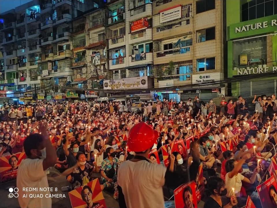 TinSoeYin2's tweet photo. #WhatsHapppeningInMyanmar Night Strike in Yangon even most places in Yangon are look like battlefields https://t.co/Gxz6p21yER