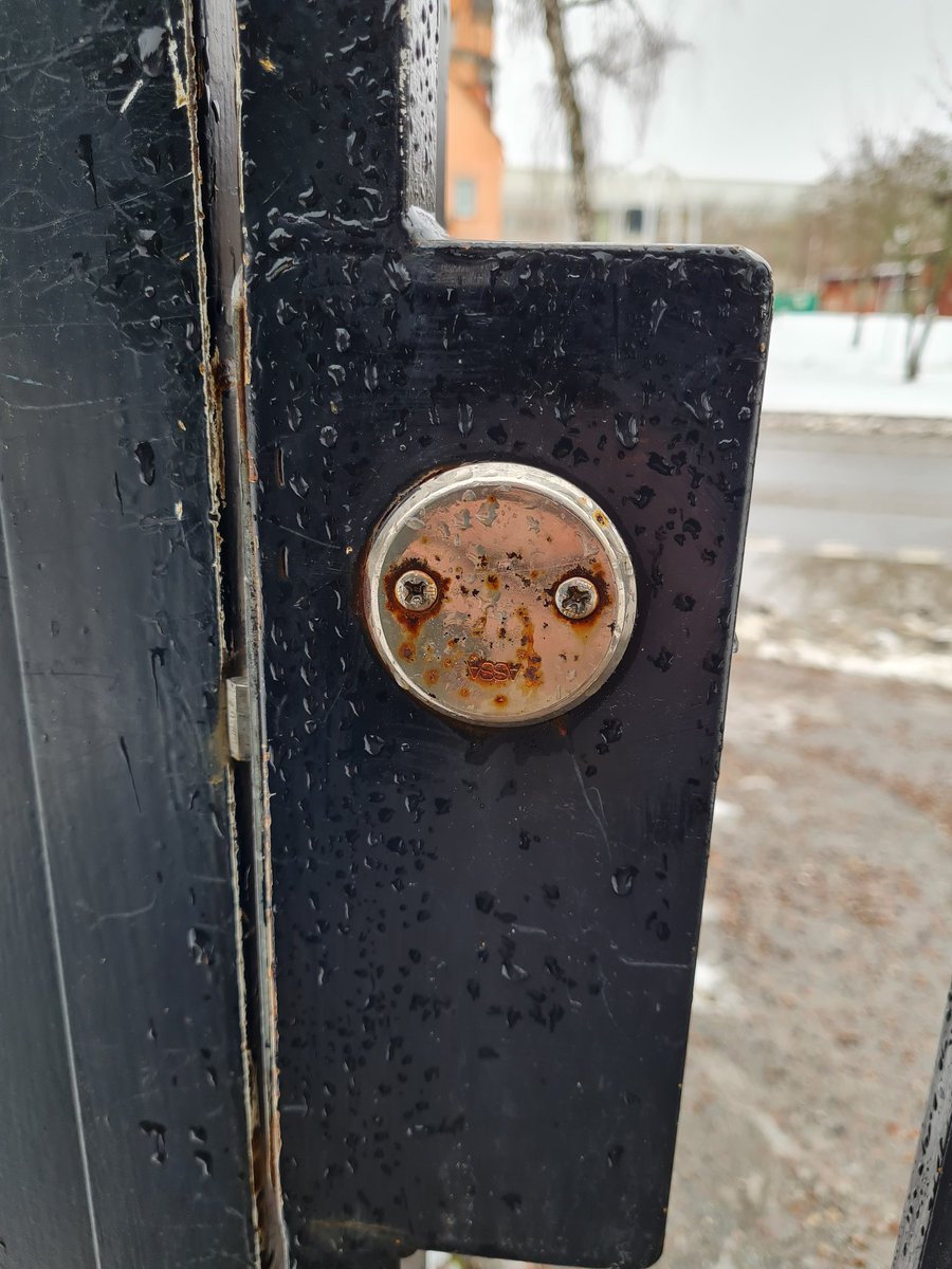 heff_liam's tweet photo. Strong salad fingers vibes off this gate's lock today #rustyspoon https://t.co/AwnxRJ5Qla