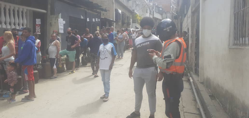 #12DeMarzo | Bajo las diréctrices de nuestro Alcalde <a href="/JoseVRangelA/">José Vicente Rangel A</a>
<a href="/pdvsa_gas/">PDVSA Gas</a>  junto al poder popular,  a través de los  @CuadrantDePaz  hoy Miercoles continuamos uniendo esfuerzos para la distribución de gas a la comunidad.
#BarrioBolivar
<a href="/Redi_Capital2/">REDI CAPITAL</a>