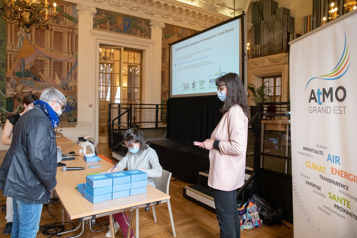 GrandReims's tweet photo. Distribution aujourd'hui à 21 habitants du #GrandReims de #microcapteurs de mesures de la #qualitédelair. L'objectif ? Expérimenter la qualité de l’air au quotidien et notamment lors des #déplacements. https://t.co/PEpznC2gn0