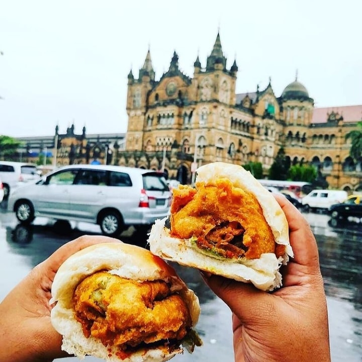 HeadsHungry's tweet photo. "Vadapav" Lovers,
Adjust to the most adverse situation.
They are sarcastic and tough,
But also straightforward;
Friendly and live life 
Indipendently.They are 
indeed the "Thika Log" like the 
Chutney inside but 
Jungle like the Pav outside...! 
#foodie #TeamHH #food #streetfood https://t.co/E2SeHyEzBr