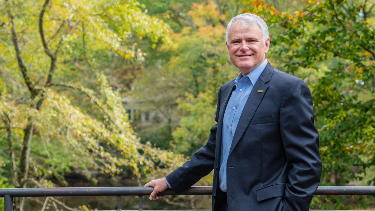 Recently, <a href="/ncLEAFchief/">Scott T. Hamilton</a> <a href="/sth_scott/">Scott Hamilton</a> joined <a href="/BelkEndowment/">The John M. Belk Endowment</a> &amp; <a href="/EducationNC/">EducationNC</a> for visits <a href="/surrycc/">Surry CC</a>, <a href="/VanceGranville/">Vance-Granville Community College 🎓✨💚</a>, <a href="/COA_Dolphins/">College of The Albemarle</a>, <a href="/ECSU/">Elizabeth City State University</a> and Martin Community College. Read more about how the campuses adapt, make an impact &amp; provide opportunity for rural students. goldenleaf.org/news/all-in-nc…