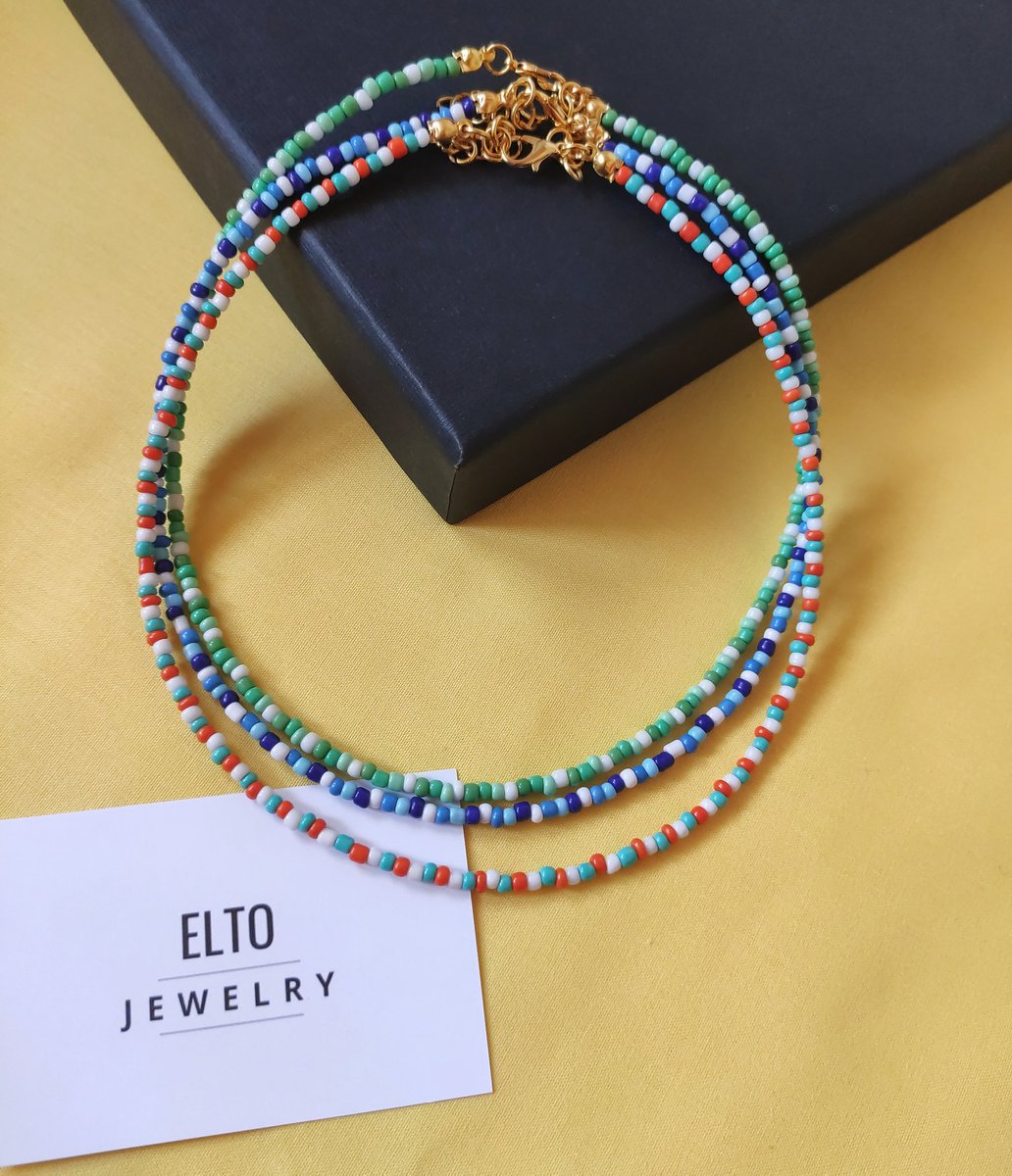 Sadelik sevenler için en güzel yeşil, mavi ve turuncu tonlarını bir görselde topladık. Biz bu kolyelerimizi çok sevdik ✨💛
#handmade #boncuktasarım #boncukkolyetasarım #boncukkolye #kolye #handmadejewelry #aksesuar #kolyekombin #kolyetasarim #takıtasarım