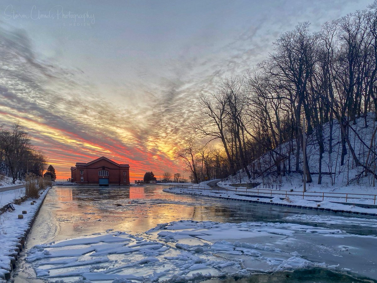 My entry to @RMetS #StormHour #POTW competition: a reflective, wintery scene at 'GreatLakes #NavalBase in #Illinois.