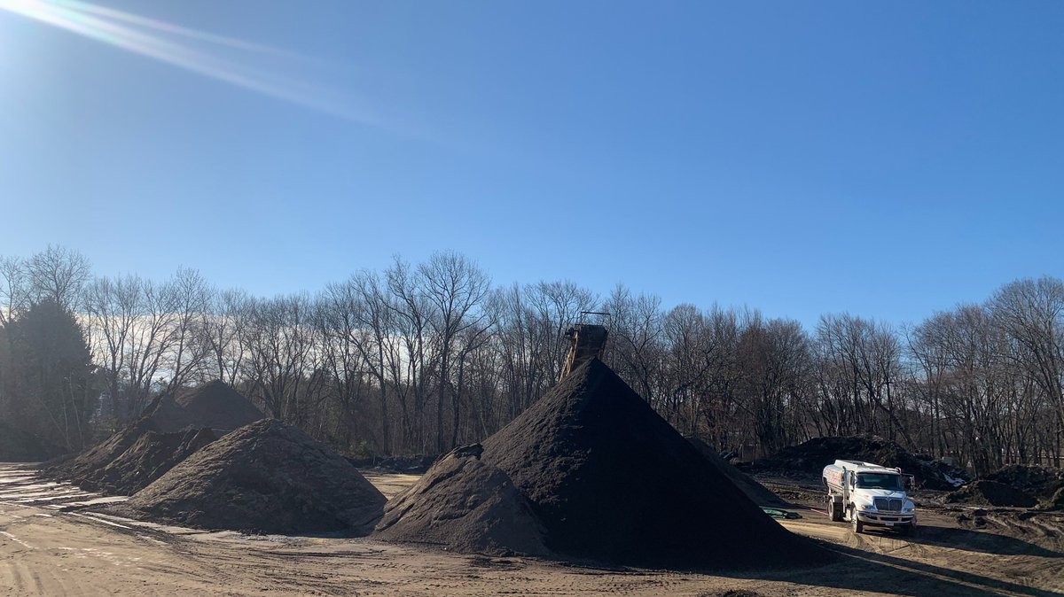 ReadCustomSoils's tweet photo. We are enjoying these spring-like days at our Northern New England Blending Facility in @westford. Piling up some Planting Bed Soil and getting fueled up by #RollstoneFuel! #engineeredsoil #customsoils #highuselawnsoil #lawnsoil #soils #landscaping #certified #ReadCustomSoils https://t.co/NS47CZtT88
