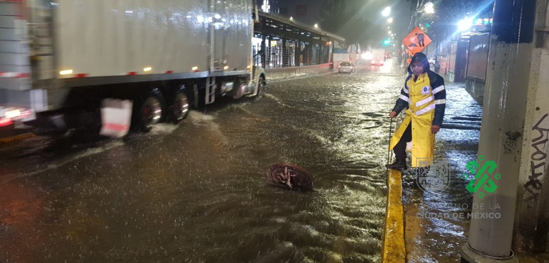 Dañamos ecosistemas, que tras secarse por nuestra intervención dejan de recibir agua y se vuelven zonas de inundaciones. El agua tiene memoria, pero nosotros llenamos también esa áreas de concreto. El agua regresa, pero ya no tiene a dónde ir.