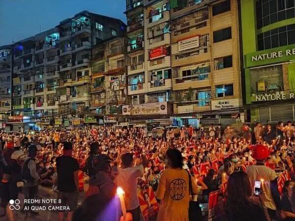 SaungYawaiYeik's tweet photo. Night Protest at Hleden, Yangon

#Mar12Coup 
#WhatsHappeningInMyanmar https://t.co/H4vmegeqxo