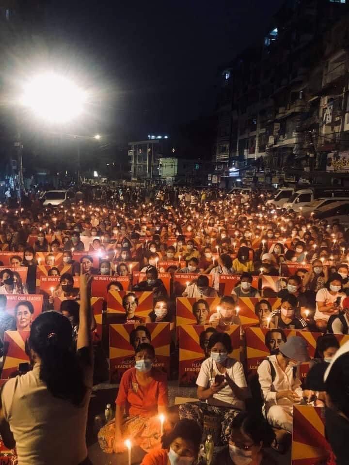 MawMya's tweet photo. Tonight, people from Myanmar peacefully protest against the dictatorship even though there are brutal crackdowns and unlawful killings of civilian protestors who are completely unarmed. We must FIGHT and we will WIN. https://t.co/kTI2nfqKji