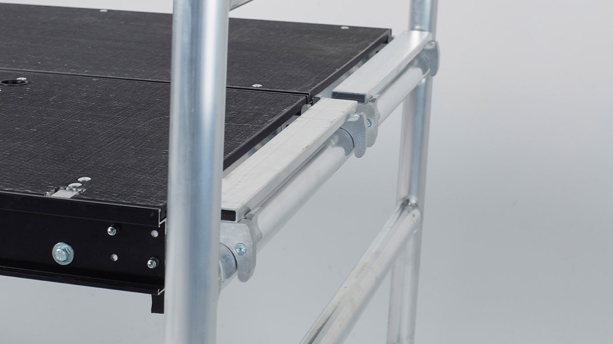 Stellingen, steigers, rolsteigers. Hoe veel benamingen voor een steiger ken jij? Zelfs losse steigeronderdelen hebben verschillende benamingen.   Wij vertellen in samenwerking met Altrex alles over steigeronderdelen én welke alternatieve namen worden gebruikt.