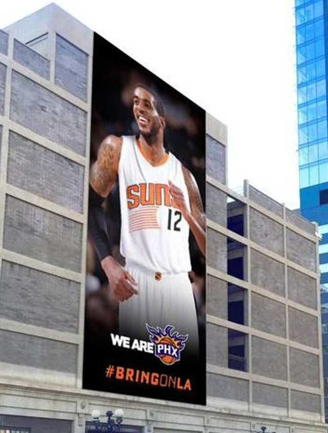 PhoenixMilgrau's tweet photo. Lembra aquela vez que assinamos 4/52M com o idoso Tyson Chandler pra atrair o grande amigo LaMarcus Aldridge para Phoenix? 

Mais uma belíssimo movimento do front official do Suns que terminou sem Aldridge e pagando 13M para um pivô de 33 anos....

#BringonLA https://t.co/YyO4ViMKlP