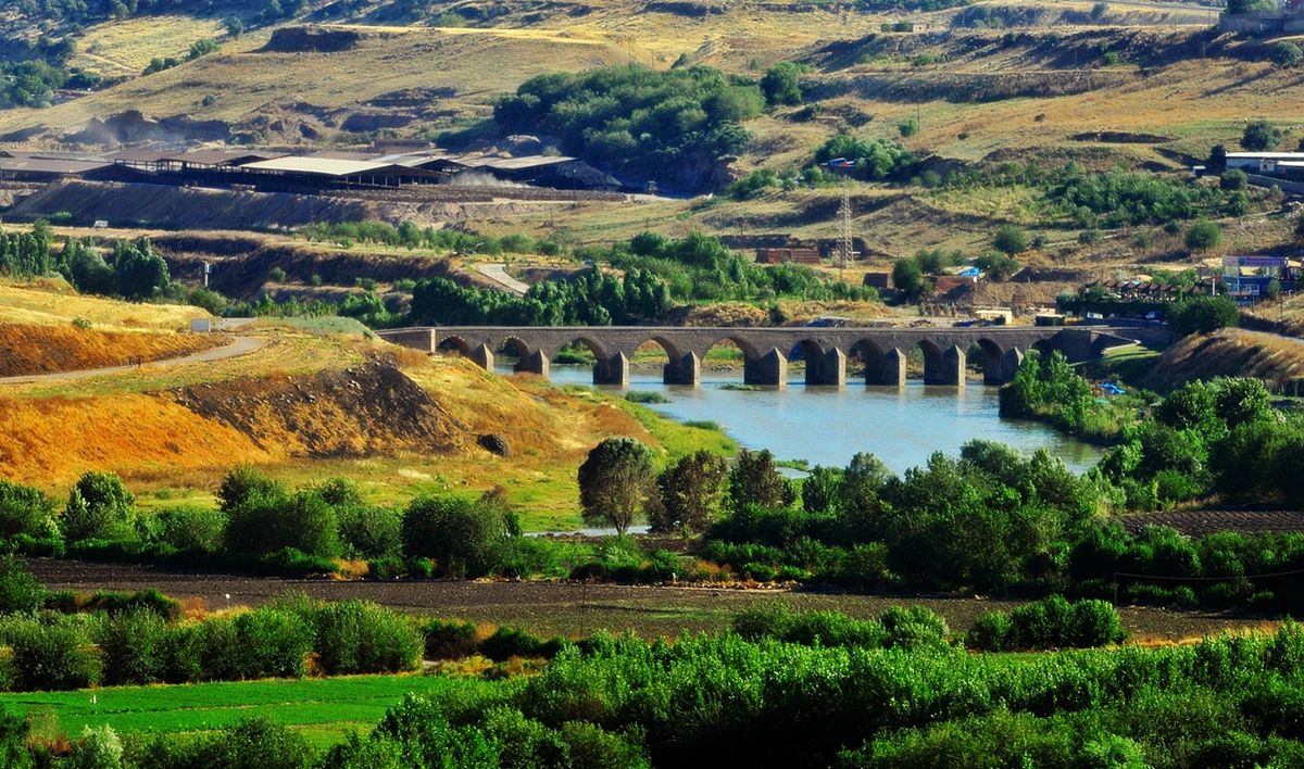 TourismOverseas's tweet photo. ディジュレ橋（十���の橋） ／ THE DICLE BRIDGE (TEN ARCHES BRIDGE)
.
.
.
.
#トルコ #ディヤルバキリ #南東部 #橋 #ディジレ橋 #世界遺産の街 
#turkey #diyarbakır #southeastern #diclebridge #unesco #walls #dicleriver 
#turkishairlines #travel #domestic #staysafe #staywithturkey https://t.co/XPJF8OGZq6