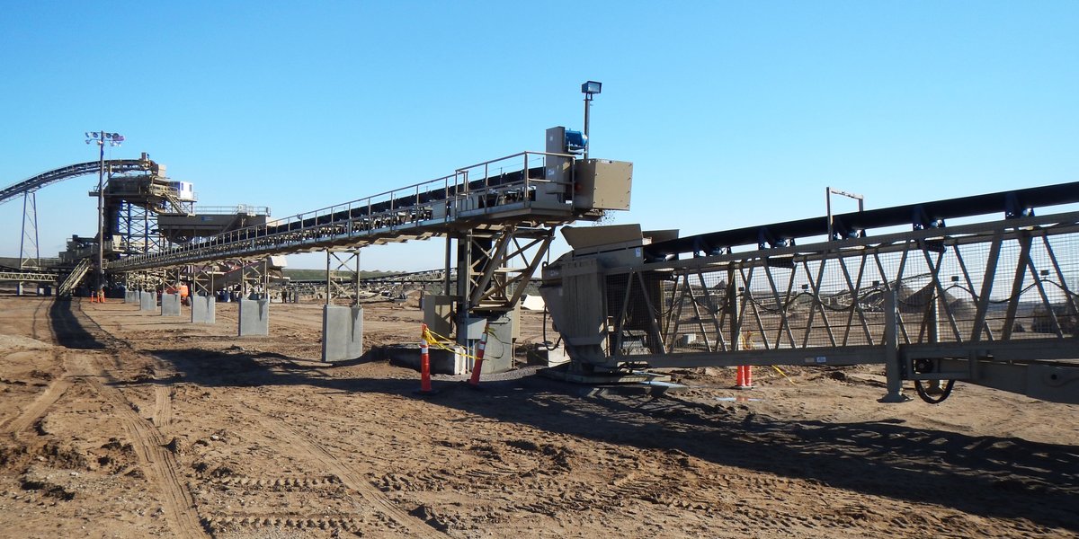 Our easily re-locatable Trans Flite® transfer #conveyors are available with a dolly axle or skid support. Roll-Pack assemblies provide for quick and easy set-up; rolls apart in minutes for immediate use. #Astec #OneASTEC #materialhandling Learn more here: ow.ly/iXRJ50DTlST