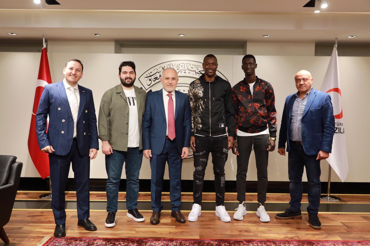 ThiamFoundation's tweet photo. Mame Thiam Foundation olarak Senegal ve Türkiye'deki insani yardım alanında gerçekleştirilecek olası işbirlikleri için @Kizilay'a misafir olduk

Misafirperverliğinden dolayı Kızılay Genel Başkanı @drkerem Bey'e teşekkür ederiz. https://t.co/VEuor3jRew