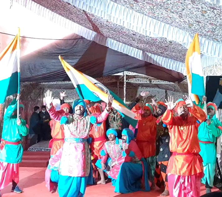 BSF_Kashmir's tweet photo. Celebration started for the 75th years of Independence. @BSF_India joined ‘Azadi Ka #AmritMahotsav event in #kashmir; by troops of @BSF_Kashmir participating in a colourful &amp; lively cultural programme held in #Srinagar. 
@HMOIndia https://t.co/v4CoCgukGC