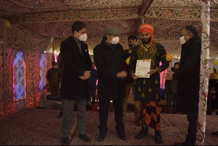 BSF_Kashmir's tweet photo. Celebration started for the 75th years of Independence. @BSF_India joined ‘Azadi Ka #AmritMahotsav event in #kashmir; by troops of @BSF_Kashmir participating in a colourful &amp; lively cultural programme held in #Srinagar. 
@HMOIndia https://t.co/v4CoCgukGC