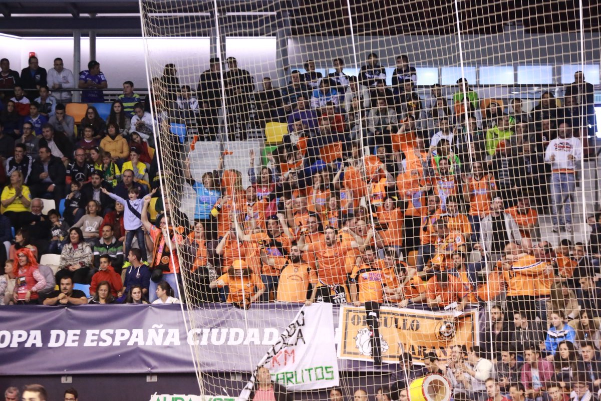 burelafs's tweet photo. 🏆 ¡¡Hoy se cumplen 6️⃣ años de la 𝗽𝗿𝗶𝗺𝗲𝗿𝗮 𝘃𝗲𝘇 que los pícaros llegaban a una 𝙨𝙚𝙢𝙞𝙛𝙞𝙣𝙖𝙡 de la #CopadeEspaña, jugando ante @JaenFS en Ciudad Real!!

🥅 Sólo los penaltis nos impidieron jugar la final 😰

🧡 ¿𝘊𝘰́𝘮𝘰 𝘷𝘪𝘷𝘪𝘴𝘵𝘦 𝘦𝘴𝘦 𝘱𝘢𝘳𝘵𝘪𝘥𝘰? https://t.co/uMf4MMp9de