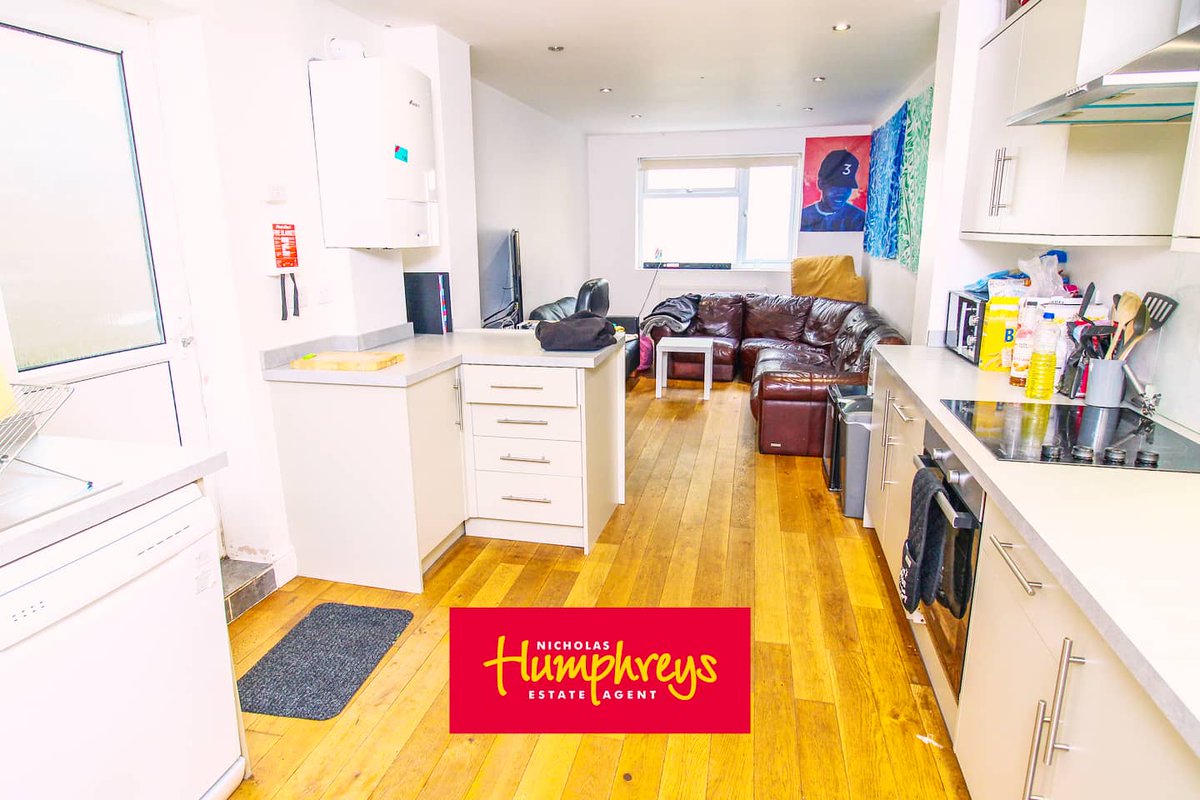 NHPortswood's tweet photo. 🏡#Property of the Day🏡

Sandhurst, SO15
+ 5 Bedroom #House
+ £90PPPW🤑
+ Locates in The Polygon - #student area
+ Spacious #Rooms🛌
+ Great for big groups
+ Fully #Furnished, Bills #Inclusive Option Available!💰
+ Perfect for @solentuni Students

#StudentProperty https://t.co/qErPm3BzJV
