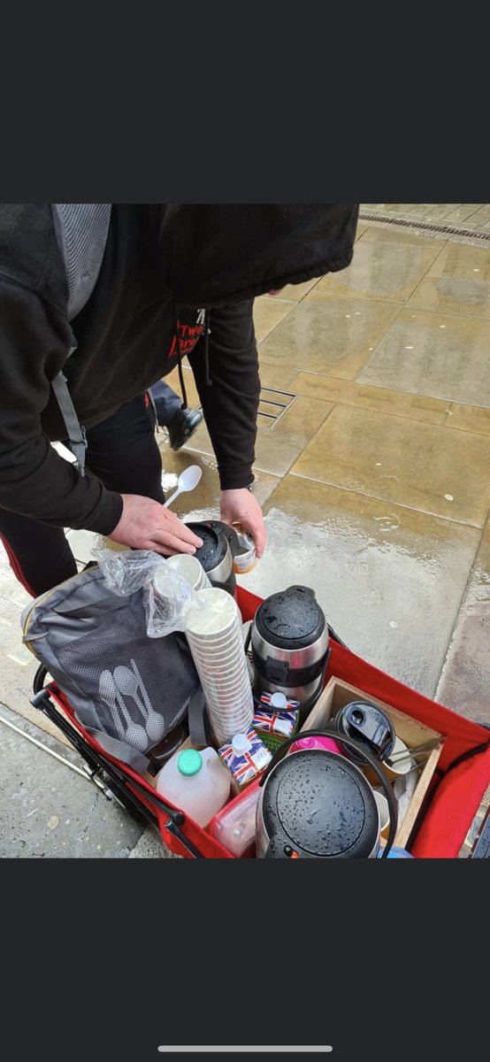 Two_Brews_'s tweet photo. Morning Outreach was wet and cold this morning.
We had plenty of chat and laughter
30 hot breakfast barms given out, along with hot drinks, porridge and biscuits.
#oneaimonemission
#thankyou #homeless #manchesterhomeless #homelesshelp #manchester #payitforward #twobrews https://t.co/tgkG3otOMx