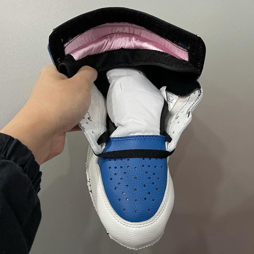 Modern Notoriety on Twitter: "fragment design x Scott x Air Jordan 1 slated for Fall 🌵⚡️ Pink satin stash pocket around the ankle collar https://t.co/jQt1NWpu7t https://t.co/6Vglt9DrGU" / Twitter
