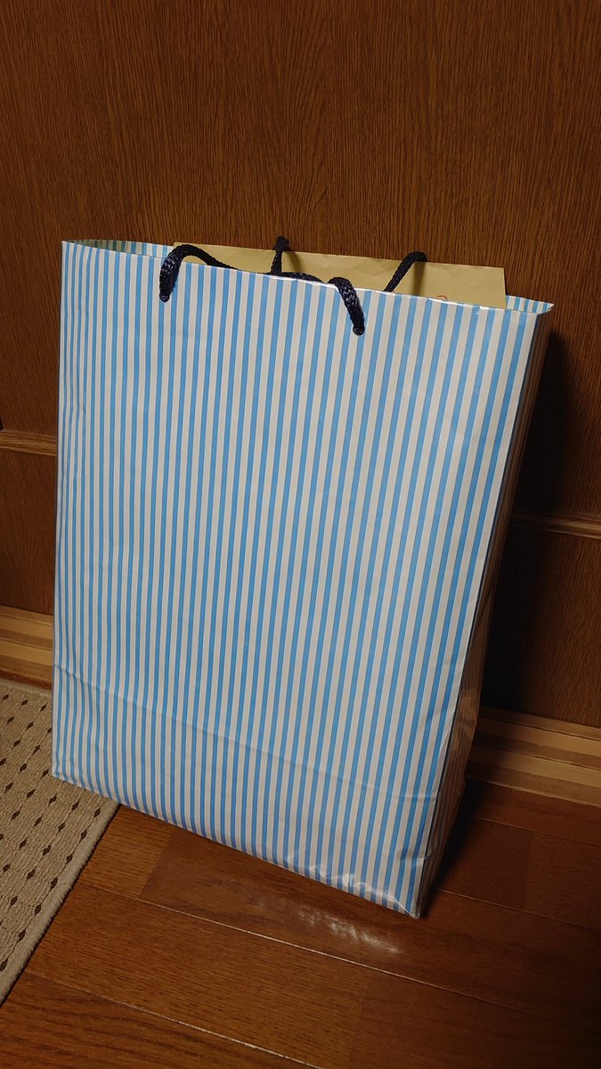 _avanzare's tweet photo. 明日は卒業式！
という事で『アヴァンツァーレ』の作画を一気に教室に持ち込もうとした所総重量が約7kg……

持てません…… https://t.co/8TJpShmIGI