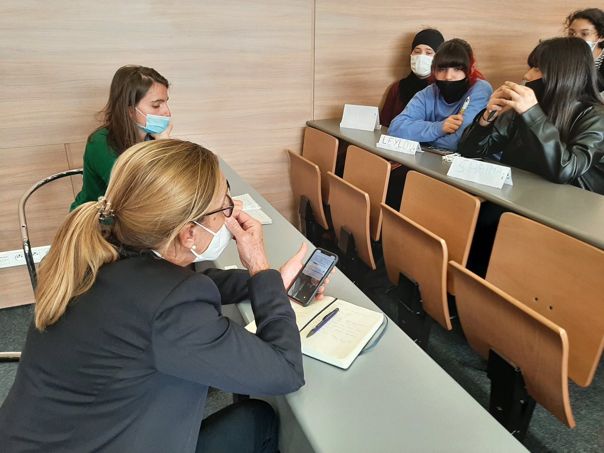 A Marseille, les lycéens de #saintexupery Quartiers Nord planchent sur préparation de reportages et interviews de <a href="/sosomaness/">SOSO MANESS</a> et d'une personnalité politique. Travail aussi sur la voix, l'editorial, les débats et la musique <a href="/interclass/">Inter Class</a> Quelle énergie en ces temps compliqués !