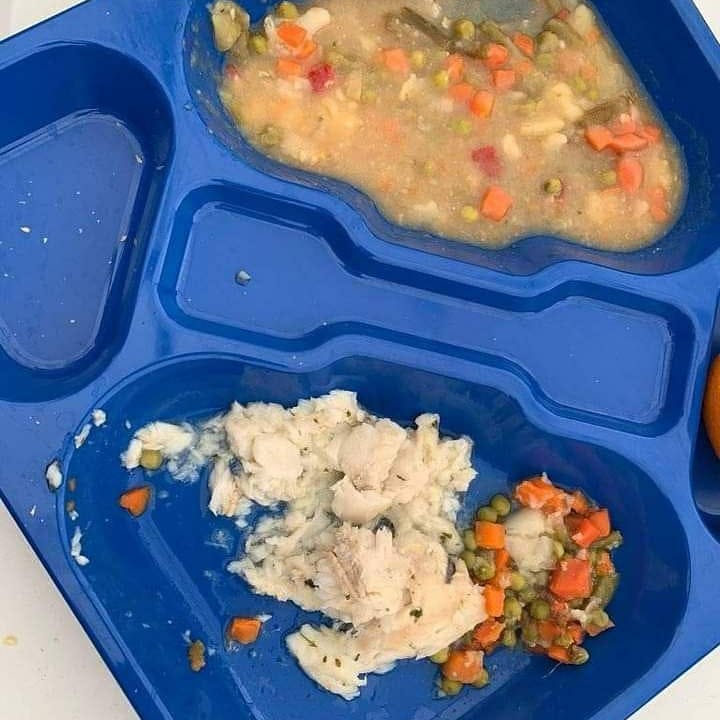 Esta es la comida que la empresa <a href="/Accem_ong/">Accem</a>  que dice "esforzarse por mejorar las condiciones de vida de las personas refugiadas y migrantes", le da a la gente del Campamento de Refugiados de Las Raíces, Tenerife

SE LES DEBERÍA CAER LA CARA DE VERGÜENZA

RT para denunciar