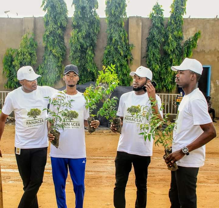 GlobalECCI's tweet photo. [Nigeria] Kano State team, Damina ta kusa zagayowa, ya kamata mu dage wajen dasa bishiyoyi domin magance yawan zafin nan da kuma samin wajen hutawa.

Dasa bishiya na cikin sadaqatul jariya!! 
#ClimateAction @GlobalGoalsUN @ClimateEnvoy 
@sharon_ikeazor @UNCCD @RichardMunang https://t.co/QCciQE9w6Z
