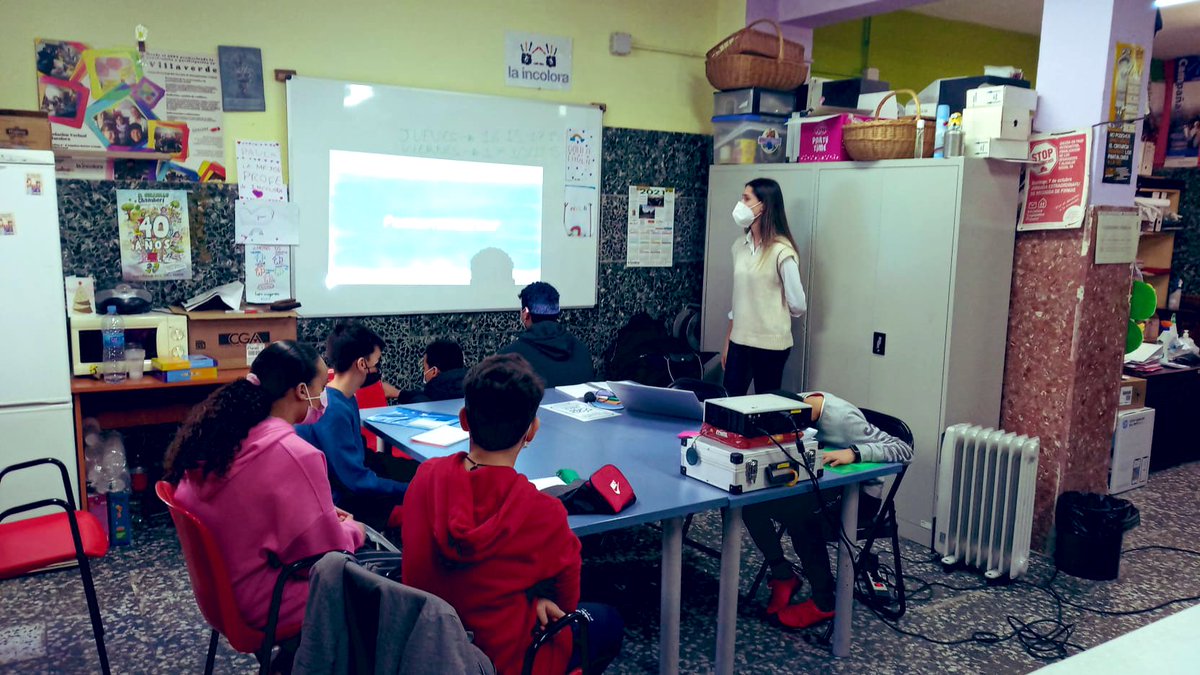 laincolora's tweet photo. 🎉🎉Ha llegado el día, las clases del curso de inglés, en colaboración con la Universidad Complutense de Madrid, ya son una realidad. Han sido muchos malabares de organización para conseguir tener varios niveles. Unas gracias muy especiales para @SilviaOak https://t.co/4Wglfhb61l