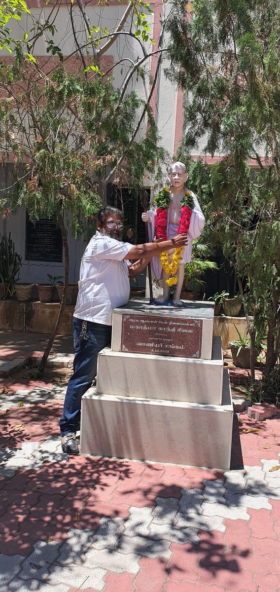 ebenezerimmanue's tweet photo. 2tnarmdsqntrichy
 #NCCforstatue. @2(TN)ArmdSqnadopted
#TROOPNO109
#GBHSSMANNACHANALLUR
 Mahatma Gandhi statue in 
 Manachanallur  for regular
 maintenance and organised Statue cleaning
 by NCC cadets as part of celebrating 75 year's of India's Independence https://t.co/gRtbFrj8ru