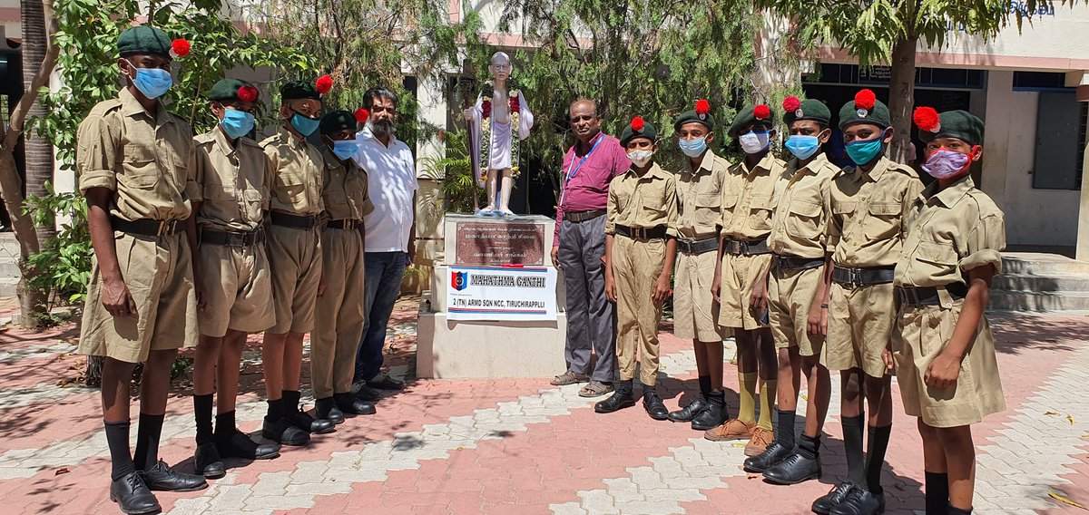 ebenezerimmanue's tweet photo. 2tnarmdsqntrichy
 #NCCforstatue. @2(TN)ArmdSqnadopted
#TROOPNO109
#GBHSSMANNACHANALLUR
 Mahatma Gandhi statue in 
 Manachanallur  for regular
 maintenance and organised Statue cleaning
 by NCC cadets as part of celebrating 75 year's of India's Independence https://t.co/gRtbFrj8ru
