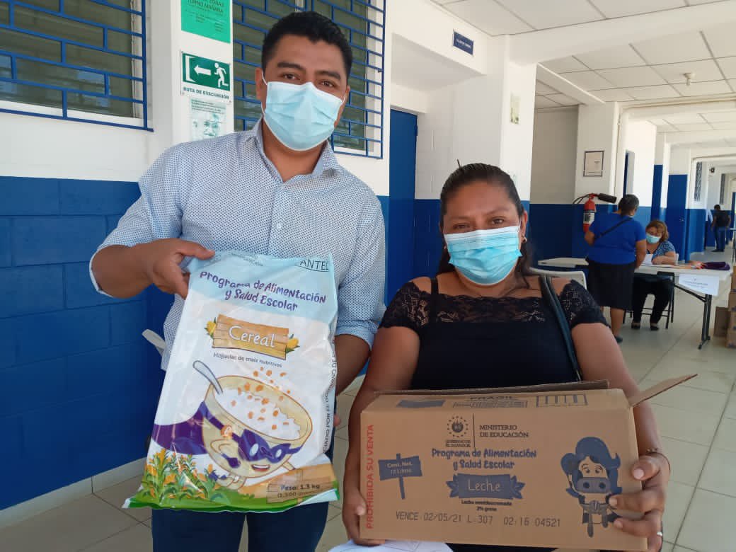 EducacionSV's tweet photo. Estamos garantizando la nutrición de nuestros estudiantes, a nivel nacional, con la distribución de los paquetes de #AlimentaciónEscolarFamiliar.

📍Instituto Nacional de Juayúa, Sonsonate. https://t.co/qYrbE96Vhf