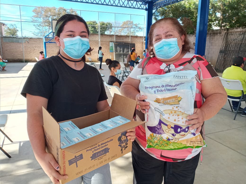 EducacionSV's tweet photo. Estamos garantizando la nutrición de nuestros estudiantes, a nivel nacional, con la distribución de los paquetes de #AlimentaciónEscolarFamiliar.

📍Instituto Nacional de Juayúa, Sonsonate. https://t.co/qYrbE96Vhf