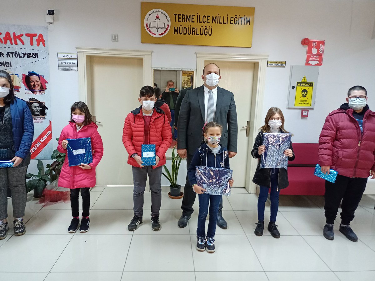 İstiklal Marşı'mızın Kabulünün
100. Yıl Dönümü Münasebeti ile  @MemTerme 'in Düzenlediği Yarışmalarda Öğrencilerimiz Hediyelerini İlçe Milli Eğitim Müdürümüz Sayın <a href="/zerersoy1/">özer ersoy</a> 'un elinden aldılar.
#İstiklalMarşı100Yaşında 
#MehmetAkifErsoy 
#Samsun #Terme 
<a href="/CoskunESEN57/">Coşkun ESEN</a> <a href="/samsunmem/">Samsun İl Milli Eğitim Müdürlüğü</a>