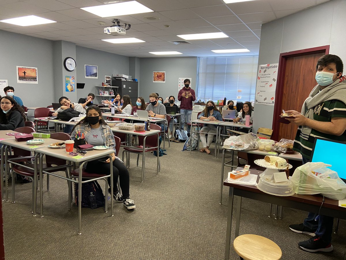 w_oseguera's tweet photo. Calculus never tasted so good!! Shout out to 3rd period with their “Cooking in Calculus” projects. #yummymath #CalculusFun @HumbleISD_SCHS @Humble_2ndMath https://t.co/5wl7EtND0O