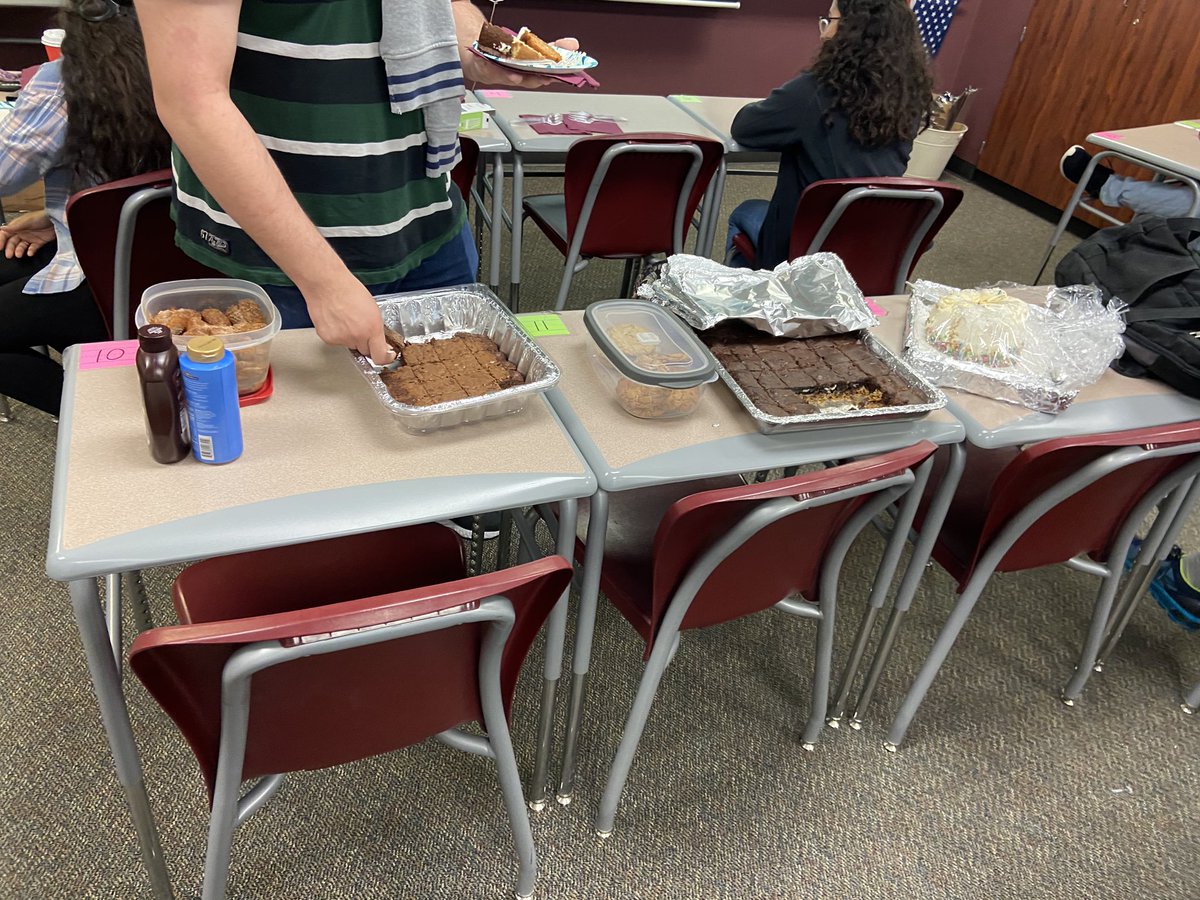 w_oseguera's tweet photo. Calculus never tasted so good!! Shout out to 3rd period with their “Cooking in Calculus” projects. #yummymath #CalculusFun @HumbleISD_SCHS @Humble_2ndMath https://t.co/5wl7EtND0O