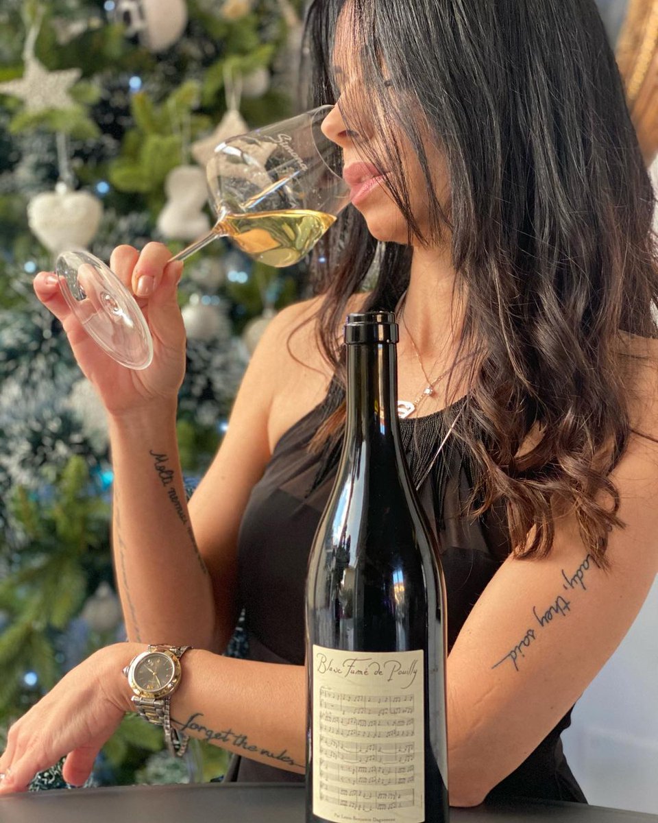 Sweet sips of Pouilly-Fume. A revered wine with herbal and mineral notes made from Sauvignon Blanc grapes! Comment below if you're incorporating this bottle in tonight's plans. 🥂
📸 : @simonagsommelier
