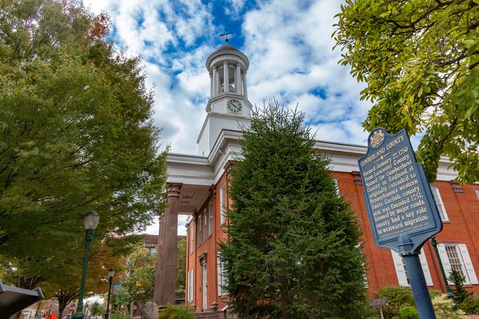 DickinsonAdmit's tweet photo. #ICYMI, @DickinsonCol is open for small-group, in-person campus tours! And the temps in Carlisle are perfect for it! Schedule your visit today (and check out the safety protocols before you come): https://t.co/c8bhlJVacI https://t.co/vaZilri8cv