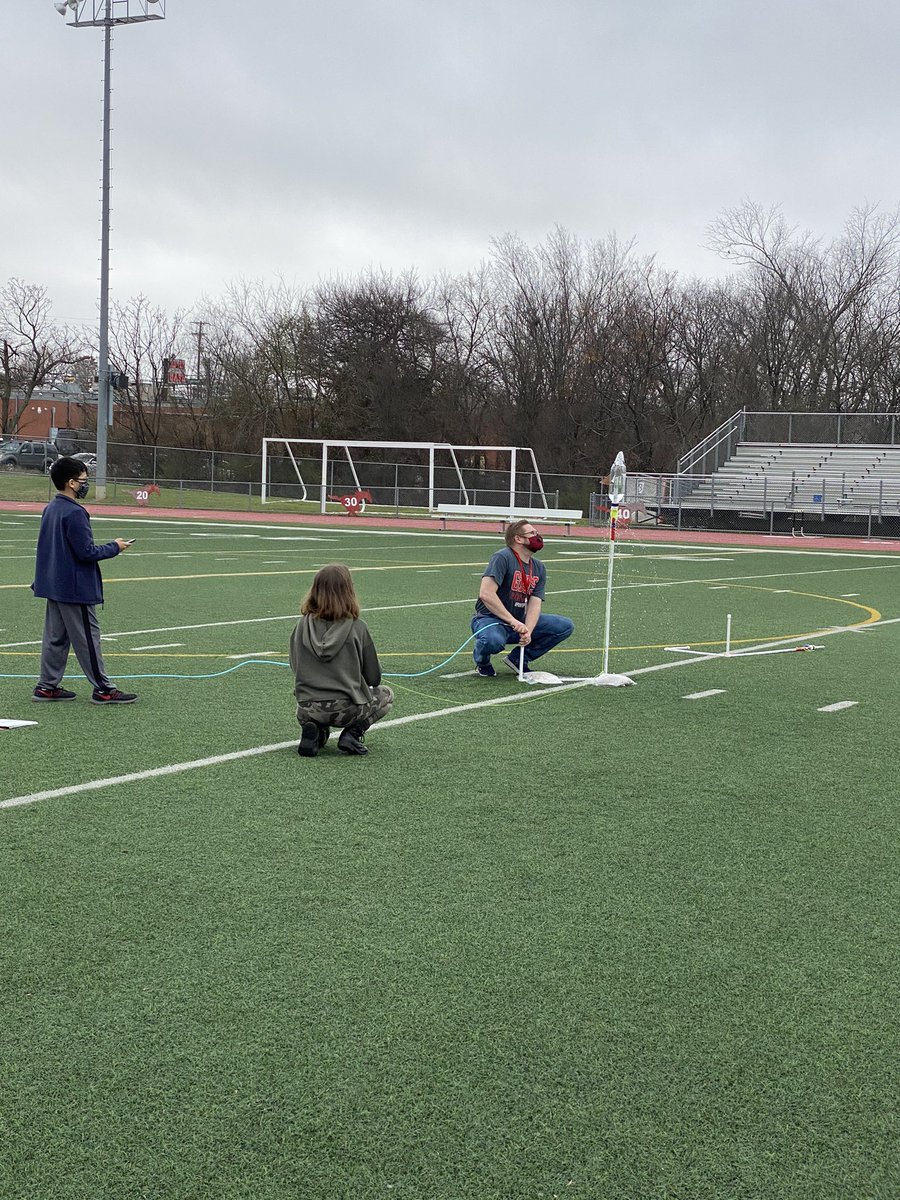 sarahthompss's tweet photo. Rocket launching for our 6th grade STEM 4-core project!! @gmsstem #OurHouseGMS https://t.co/L8AJBFnOYh
