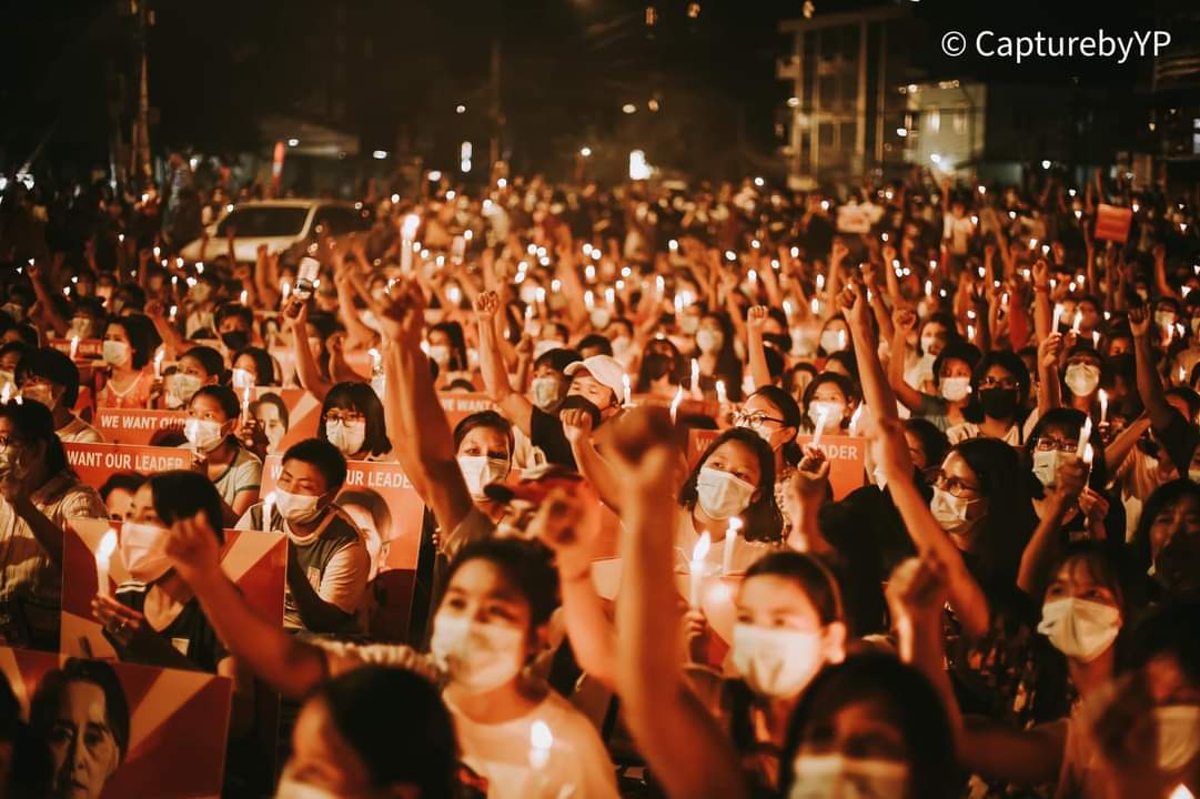 ShweYee1235's tweet photo. Thousands of people held a candlelight vigil during a sit-in protest around Myanmar on Friday evening while security forces intensified their crackdown on anti-regime protesters from morning to night.

#WhatIsHappeningInMyanmar
#RejectMilitaryCoup
#Springrevolutioninmyanmar https://t.co/EcbL56wQvJ