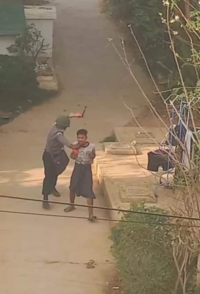 PyaePyaeSan8's tweet photo. Junta's soldiers and polices beat and threatened the young boys today, March 12 in Mandalay, Myanmar. #WhatsHappeningInMyanmar #Mar12Coup https://t.co/jCKJc2ZPsc