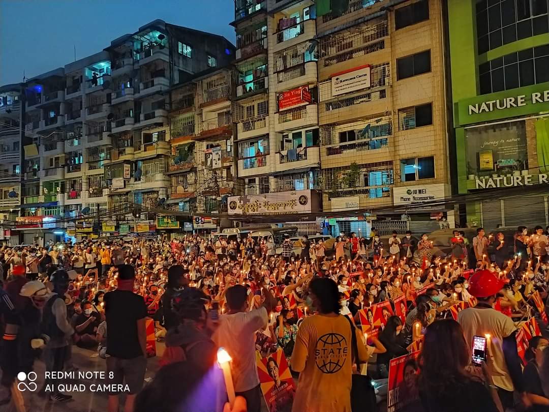 ShweYee1235's tweet photo. Thousands of people held a candlelight vigil during a sit-in protest around Myanmar on Friday evening while security forces intensified their crackdown on anti-regime protesters from morning to night.

#WhatIsHappeningInMyanmar
#RejectMilitaryCoup
#Springrevolutioninmyanmar https://t.co/EcbL56wQvJ