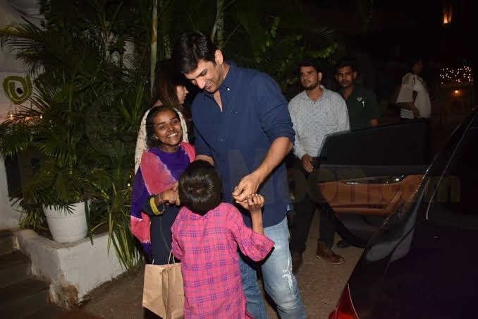 PIYALIBH's tweet photo. Don’t spend your hard earned money on this kind of people who never spare a thought about our society &amp; their well-being.. 
Pictures say why Sushant rules our hearts..... Bullyweed doesn’t....

Say No To Bollywood
@itsSSR @nilotpalm3 https://t.co/K4qfmfyCWp