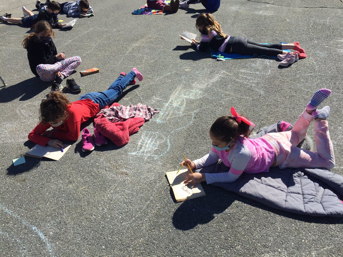 kgazard1's tweet image. Getting to know our new “friends” during a sun-filled Readers’ Workshop! #Lucy #spring @MindessClocker